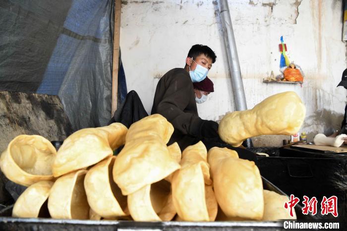 圖為拉薩手藝人制作藏歷新年供品“德卡”?！∝暩聛硭?攝