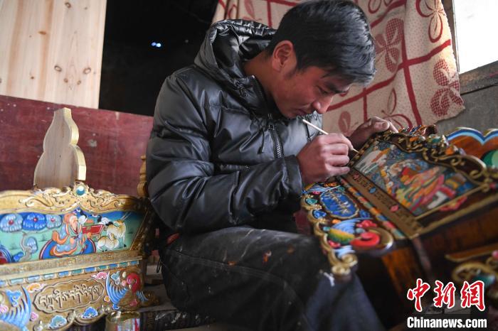 圖為拉薩手藝人制作年貨“切瑪盒”?！∝暩聛硭?攝