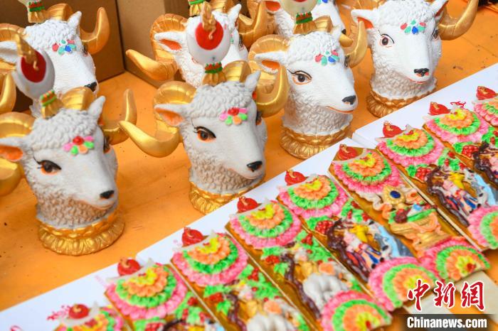 圖為拉薩市場上待售的吉祥羊頭?！∝暩聛硭?攝