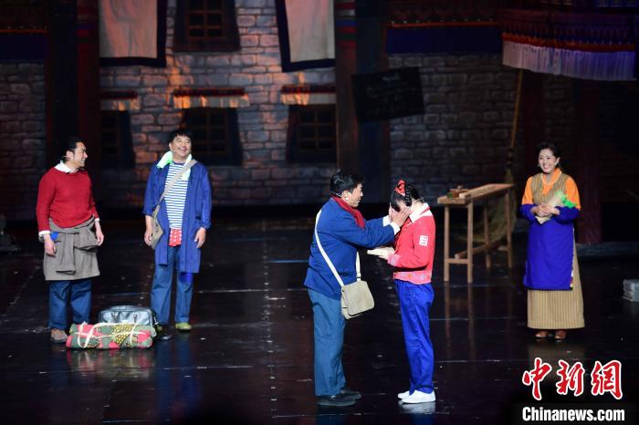 圖為西藏本土話劇《八廓街北院》演出現(xiàn)場?！∝暩聛硭?攝