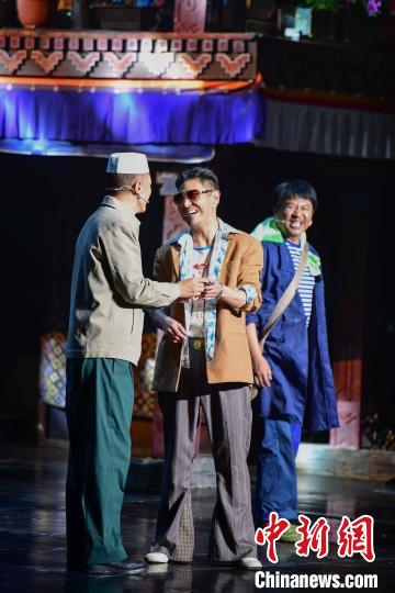 圖為西藏本土話劇《八廓街北院》演出現(xiàn)場?！∝暩聛硭?攝