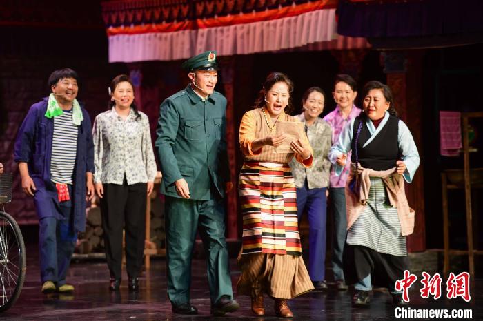 圖為西藏本土話劇《八廓街北院》演出現(xiàn)場。　貢嘎來松 攝