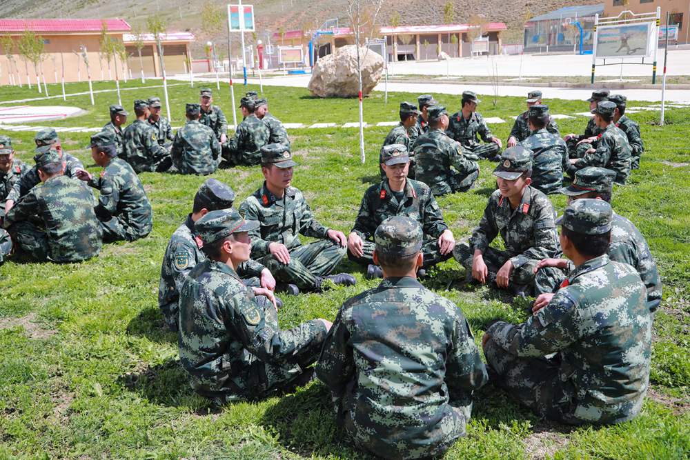 官兵正在開展“讀書分享”交流活動(dòng)。