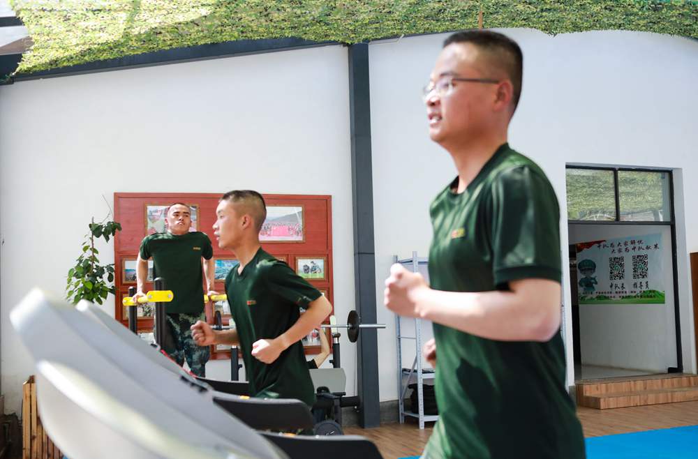 官兵正在新配發(fā)的跑步機(jī)上運(yùn)動(dòng)。