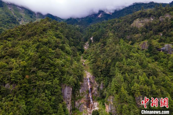 勒布溝的瀑布?！〗w波 攝