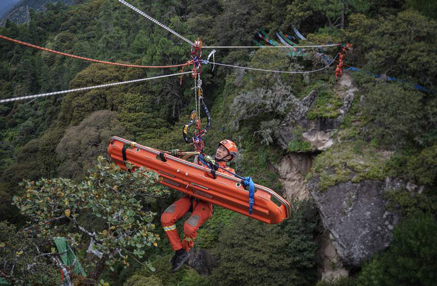 橫渡現(xiàn)場 。西繞拉翁攝