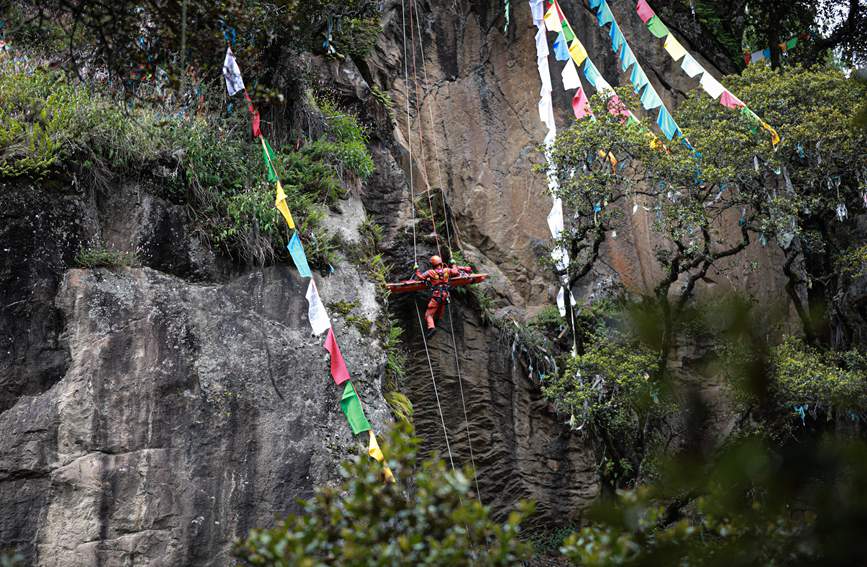 被困人員垂直提拉至安全位置。西繞拉翁攝