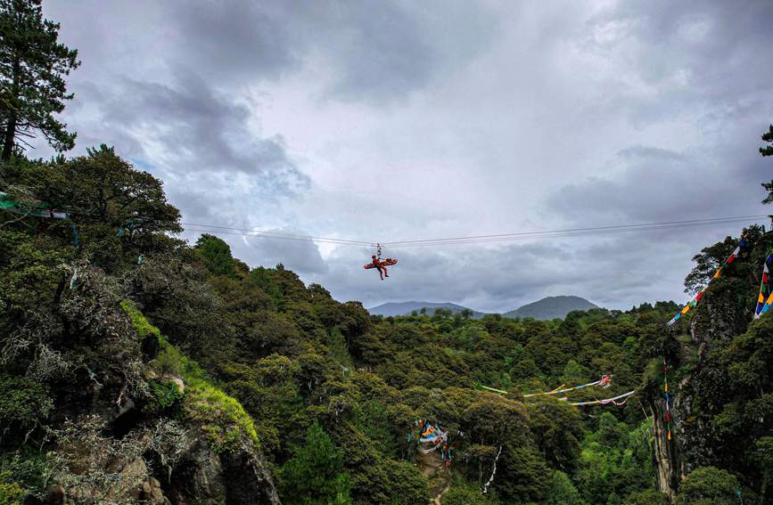 救援實(shí)戰(zhàn)訓(xùn)練中，消防員在云中漫步。西繞拉翁攝