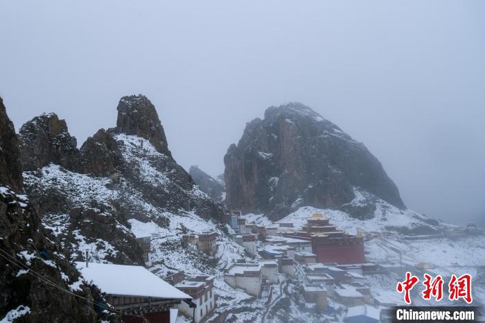 雍仲苯教孜珠寺風(fēng)光?！〗w波 攝