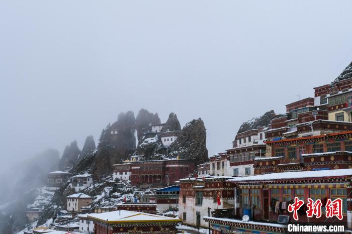 云霧環(huán)繞的孜珠寺?！〗w波 攝