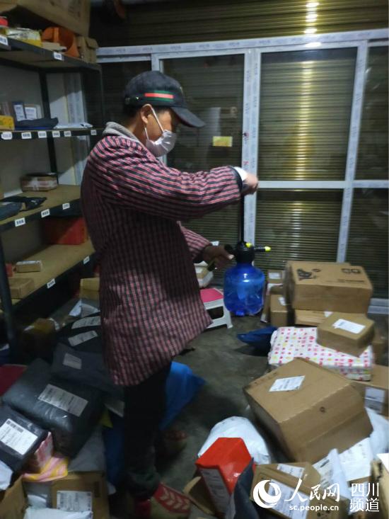 對(duì)貨物消毒(黃煉 攝)