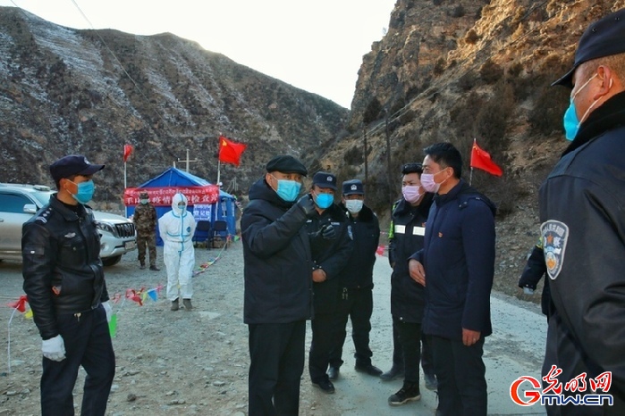 青海玉樹(shù)囊謙公安在抗“疫”一線(xiàn)展風(fēng)采