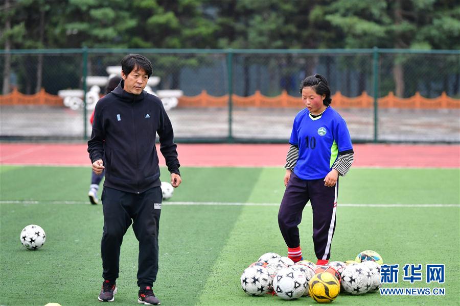 （體育·專題）（17）足球——踢球吧！草原女孩