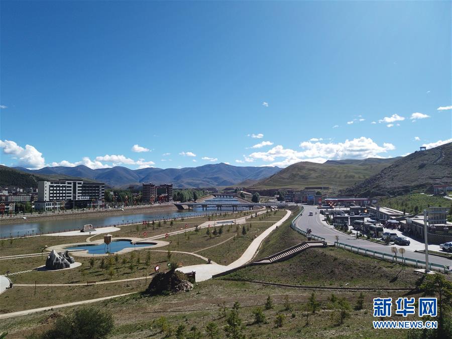 (圖文互動(dòng))(1)云端鋪就幸福路——四川甘孜州脫貧奔小康一線見(jiàn)聞