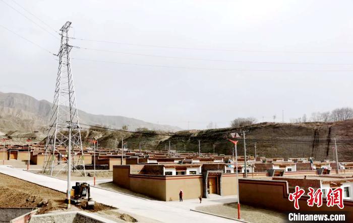 圖為來(lái)玉村易地扶貧搬遷后的新家園。尖宣 供圖