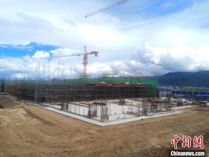 圖為香格里拉站實現(xiàn)封頂。中國鐵路昆明局集團供圖