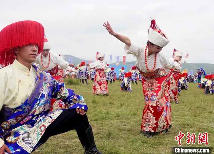 當(dāng)?shù)孛癖姎g慶香浪節(jié)?！「哒?攝