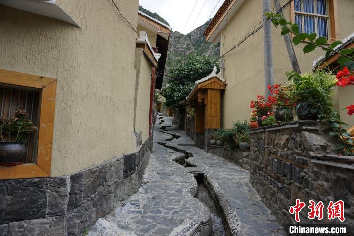 沿溪流分布的若吉村民宿?！∽g 攝