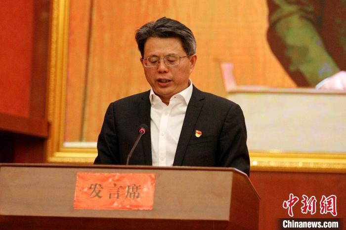 圖為果洛州委常委、副州長(zhǎng)、上海市援青聯(lián)絡(luò)組組長(zhǎng)馮志勇總結(jié)對(duì)口支援十年工作。　果洛州委宣傳部供圖 攝