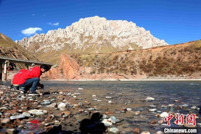 圖為中外記者在雜多縣境內(nèi)的瀾滄江干流采訪當(dāng)?shù)厣鷳B(tài)保護(hù)情況?！?zhí)砀?攝