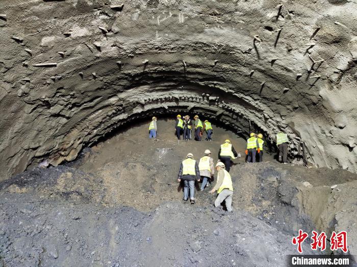 圖為久馬高速查針梁子隧道施工現(xiàn)場(chǎng)?！⊥貔i 攝