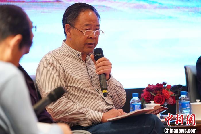 圖為青海省藝術(shù)研究所所長(zhǎng)、文化學(xué)者耿占坤發(fā)表觀點(diǎn)。　蘇丹 攝