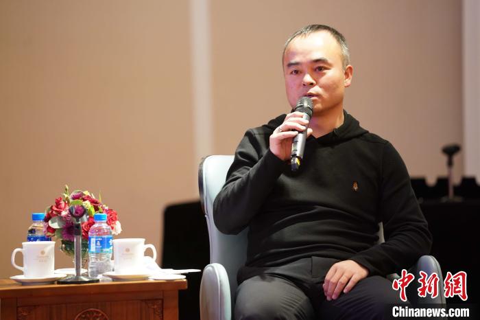 圖為<a target='_blank' >中新社</a>青海分社社長(zhǎng)胡鐘藝就加強(qiáng)瀾湄流域新聞報(bào)道發(fā)表觀點(diǎn)。　蘇丹 攝