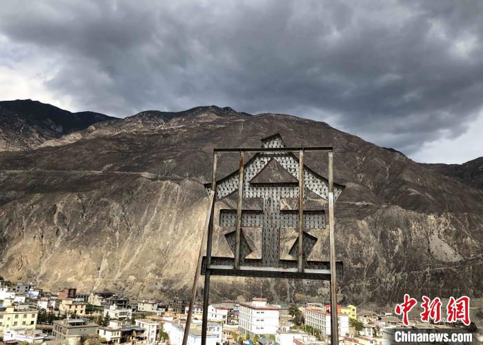 圖為處在山巒腳下的奔子欄?！】姵?攝