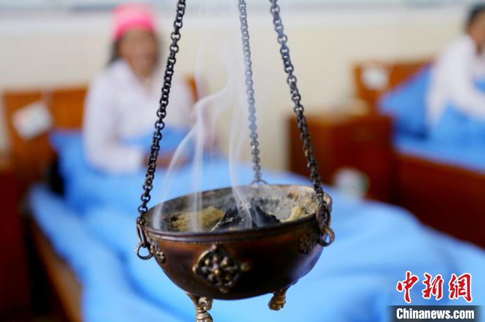 圖為藏醫(yī)熏藥療法?！「哒?攝