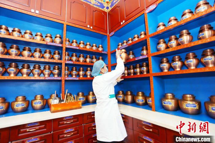 近年來，夏河縣藏醫(yī)醫(yī)院在基礎設施、醫(yī)療服務、業(yè)務拓展、人才梯隊、制度建設等都發(fā)生了巨大變化?！「哒?攝