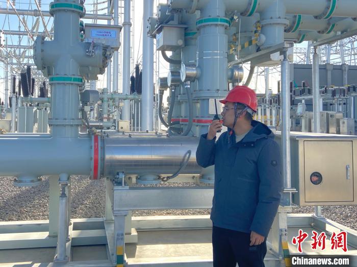 圖為國(guó)網(wǎng)青海檢修公司專(zhuān)業(yè)人員在沙柳變電站驗(yàn)收設(shè)備。　唐胥 攝