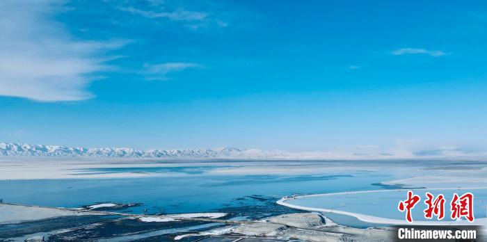 圖為冬季茶卡天空壹號(hào)景區(qū)?！±罱瓕?攝