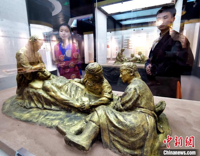 圖為模擬的藏醫(yī)眼科手術(shù)場(chǎng)景?！?zhí)砀?攝