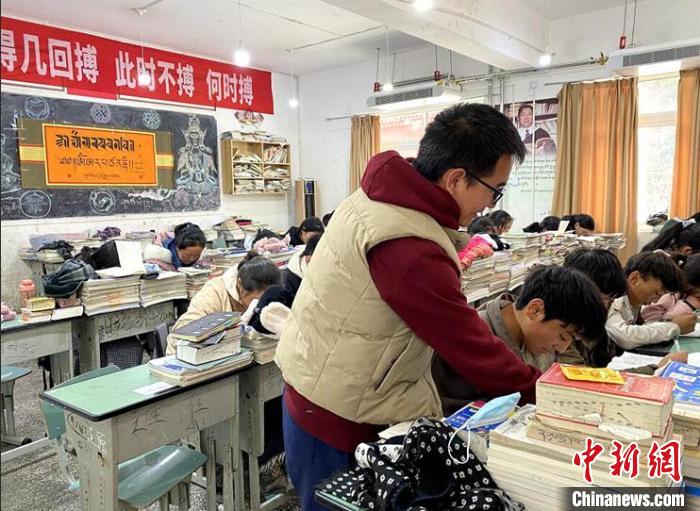 學(xué)生在免費(fèi)輔導(dǎo)班上課?！∧岈敵?攝