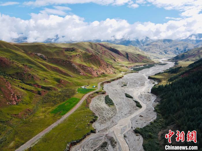 資料圖為祁連山國家公園青海片區(qū)?！±罱瓕?攝
