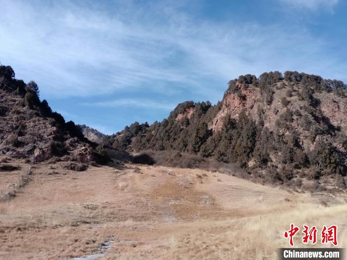 圖為坎布拉外圍地區(qū)的古火山口。孫揚(yáng)益 供圖 孫揚(yáng)益 供圖 攝