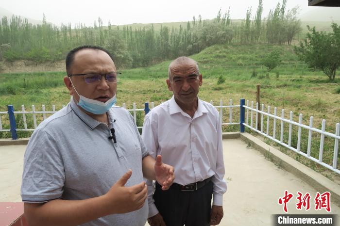 圖右為普魯村當年迎接進藏先遣連入村的見證者后代西日普·依布地。　楊程晨 攝