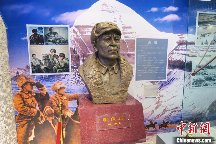 圖為南疆軍區(qū)某合成團1連榮譽室，雕像是進藏先遣英雄連總指揮李狄三?！畛坛?攝