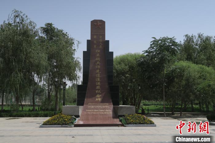 圖為位于于田縣中心的中國人民解放軍獨立騎兵師先遣連進藏紀念碑。　楊程晨 攝