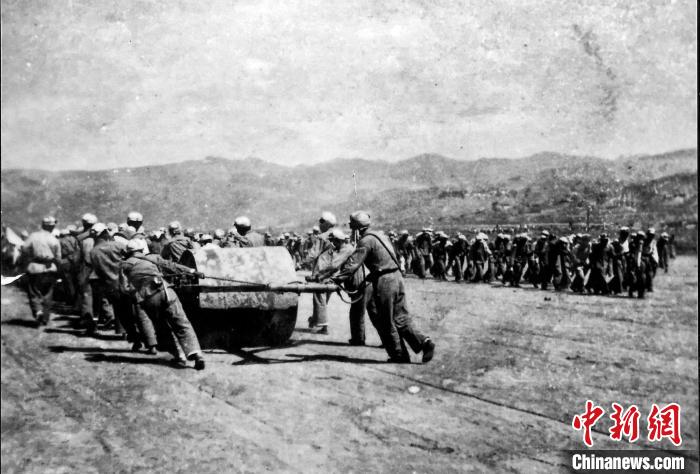 十八軍戰(zhàn)士修建機(jī)場(chǎng)跑道。(歷史圖片由十八軍后代張小康提供，劉炳科翻拍)