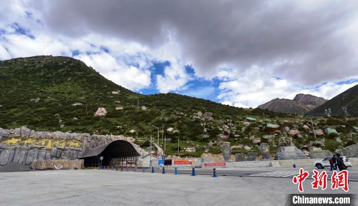 已建成通車的雀兒山隧道。　劉忠俊 攝