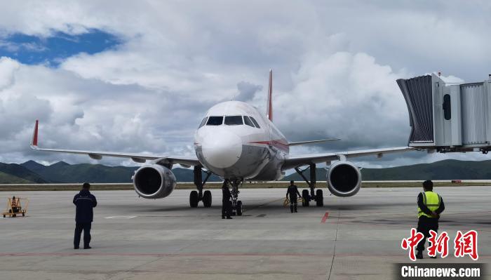 康定機(jī)場(chǎng)一架航班降落。　劉忠俊 攝