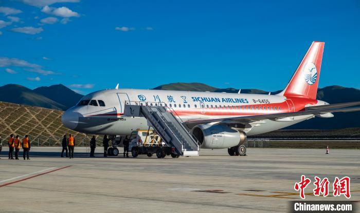 甘孜格薩爾機(jī)場(chǎng)?！⒈?攝