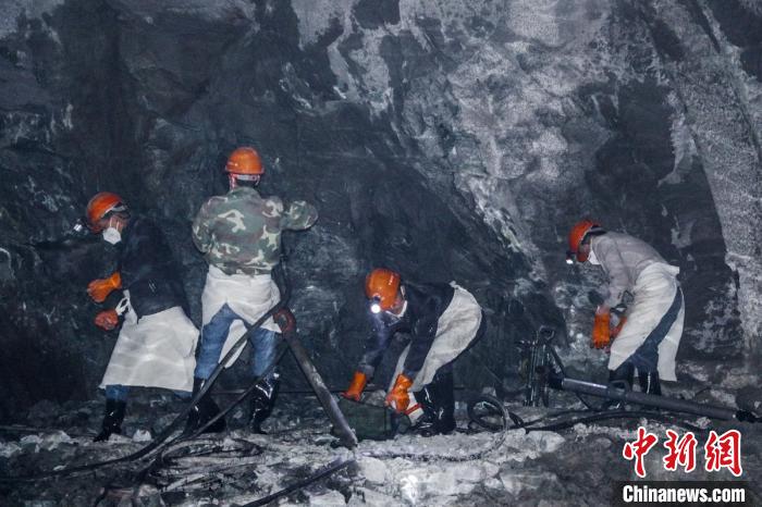 隧道開挖作業(yè)施工現(xiàn)場。　康巴傳媒供圖