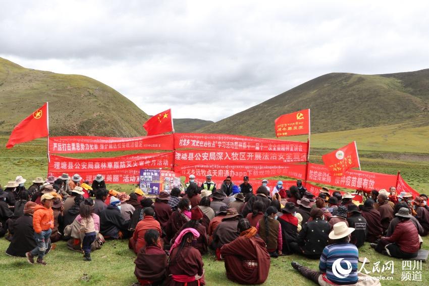 草地上宣講。巴登攝