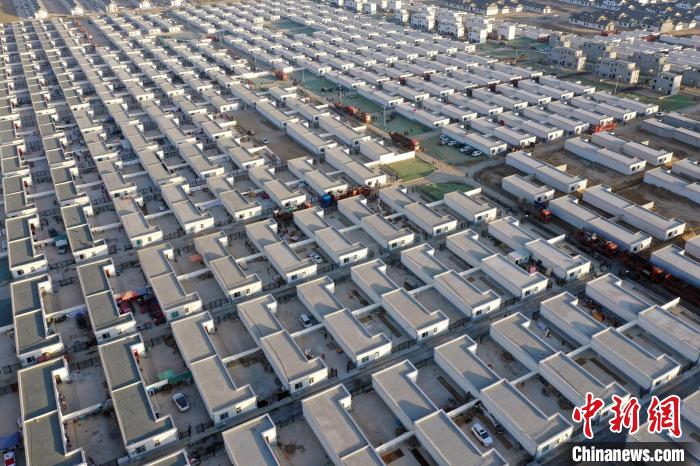 圖為蘭州新區(qū)移民安置區(qū)?！《P 攝