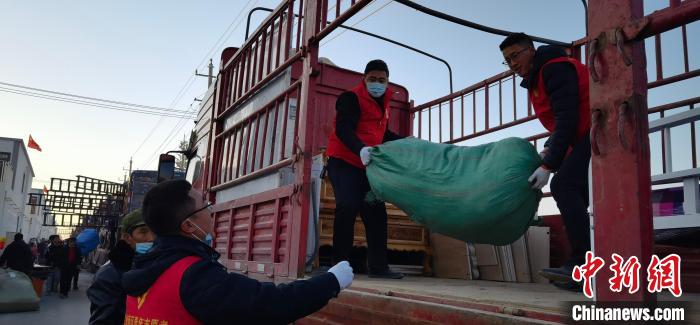 圖為志愿者幫忙搬運(yùn)家具等物資?！∥航ㄜ?攝