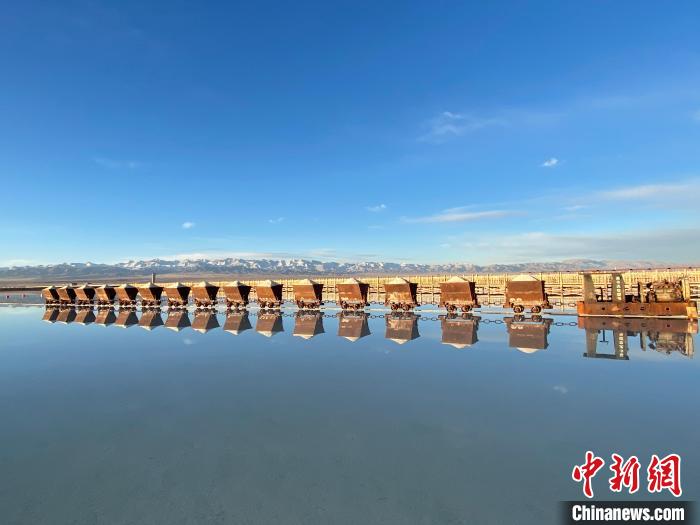 圖為小火車倒影在湖中，湖面如圖明鏡一般?！●R翔 攝