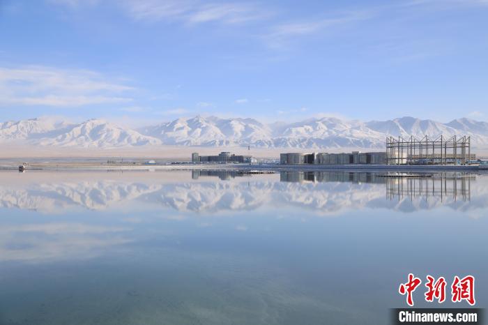 圖為鹽湖景色?！●R翔 攝