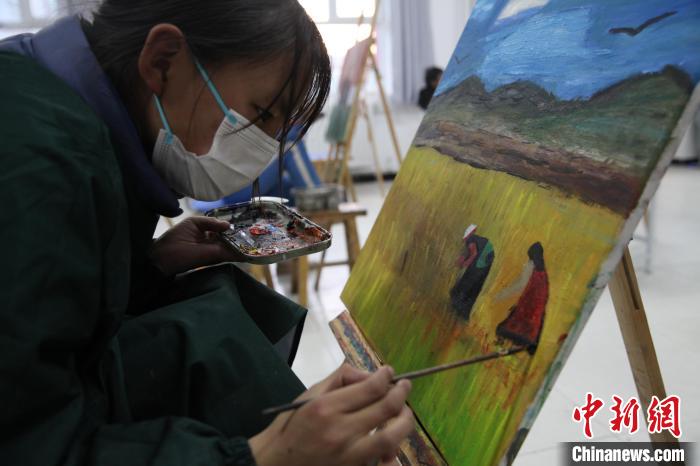 圖為學(xué)生跟著老師學(xué)習(xí)繪畫?！『F龍 攝